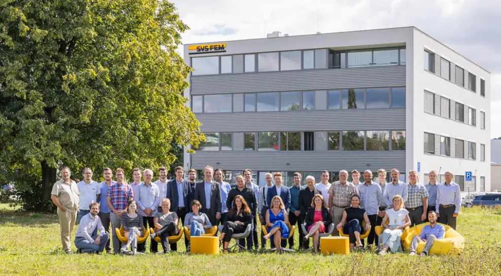 Celé osazenstvo SVS FEM před budovou sídla společnosti